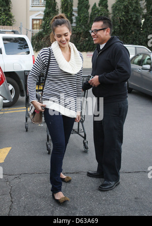 Jessica Alba l'achat d'une montre sur Melrose Avenue Los Angeles, Californie - 23.12.11 Banque D'Images