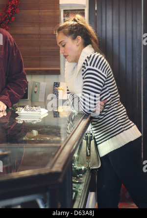 Jessica Alba l'achat d'une montre sur Melrose Avenue Los Angeles, Californie Banque D'Images