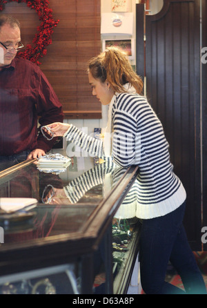 Jessica Alba l'achat d'une montre sur Melrose Avenue Los Angeles, Californie - 23.12.11 Banque D'Images