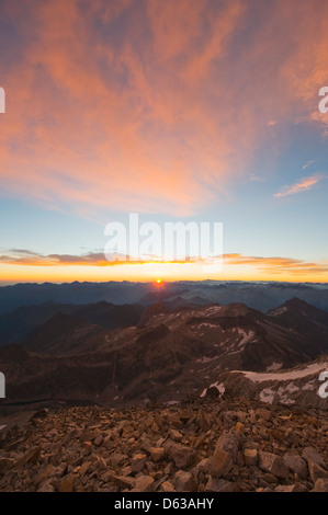 Voir le lever du soleil à partir de Pico de Aneto (3404m), le pic le plus élevé dans les Pyrénées, Espagne, Europe Banque D'Images