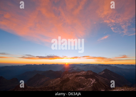 Voir le lever du soleil à partir de Pico de Aneto (3404m), le pic le plus élevé dans les Pyrénées, Espagne, Europe Banque D'Images