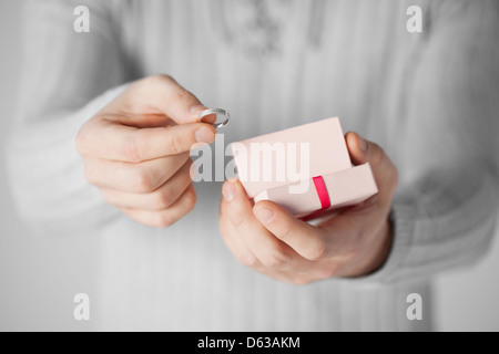 Man holding anneau de mariage et boîte-cadeau Banque D'Images