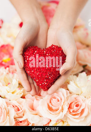 Woman's hands holding heart Banque D'Images