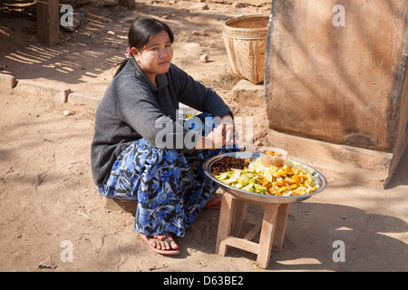 Femme vendant de la nourriture dans un marché en plein air, Bagan, Myanmar (Birmanie), Banque D'Images