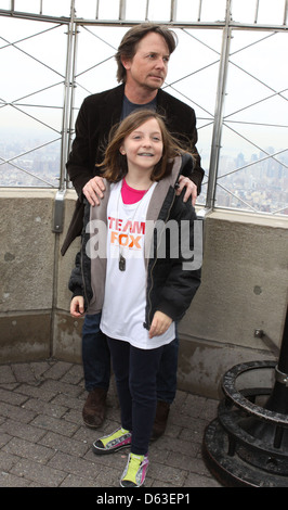 Michael J. Fox et sa fille Esme Fox light l'Empire State Building orange et blanc pour faire prendre conscience de la Michael J. Banque D'Images