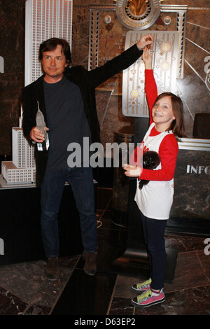 Michael J. Fox et sa fille Esme Fox light l'Empire State Building orange et blanc pour faire prendre conscience de la Michael J. Banque D'Images