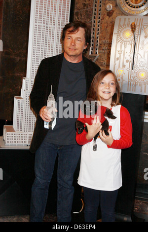 Michael J. Fox et sa fille Esme Fox light l'Empire State Building orange et blanc pour faire prendre conscience de la Michael J. Banque D'Images