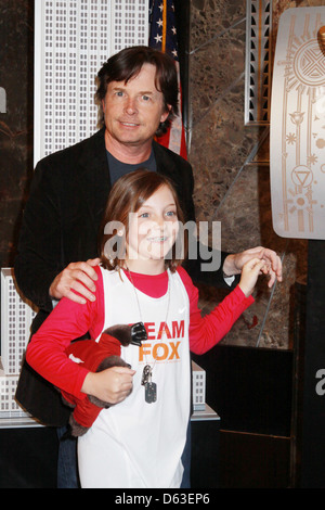 Michael J. Fox et sa fille Esme Fox light l'Empire State Building orange et blanc pour faire prendre conscience de la Michael J. Banque D'Images