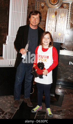 Michael J. Fox et sa fille Esme Fox light l'Empire State Building orange et blanc pour faire prendre conscience de la Michael J. Banque D'Images