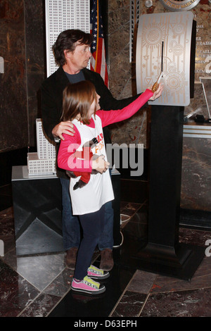 Michael J. Fox et sa fille Esme Fox light l'Empire State Building orange et blanc pour faire prendre conscience de la Michael J. Banque D'Images