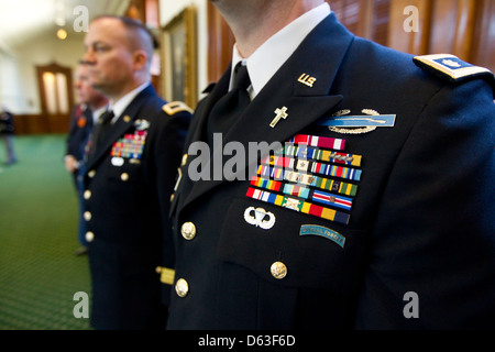 Les membres masculins de l'armée américaine en uniforme avec des rubans de veste manteau debout sur Texas sénat du Capitol Banque D'Images