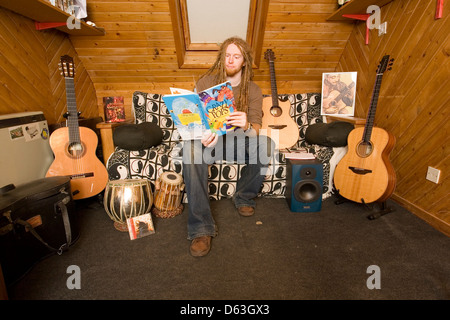 Chanteur auteur-compositeur Newton Faulkner à Sussex, Angleterre, Royaume-Uni. Banque D'Images