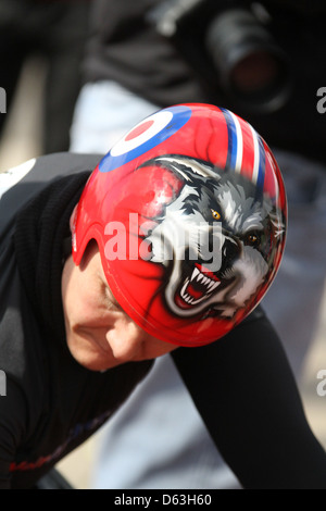 Le fauteuil roulant le Paralympien David Weir portant son nouveau casque de course à la piste à Norbiton Kingsmeadow, Londres Banque D'Images