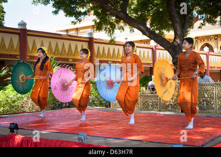 Filles birmanes, danse, Golden Palace Bagan Bagan, Myanmar (Birmanie), Banque D'Images