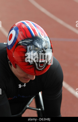 Le fauteuil roulant le Paralympien David Weir portant son nouveau casque de course à la piste à Norbiton Kingsmeadow, Londres Banque D'Images