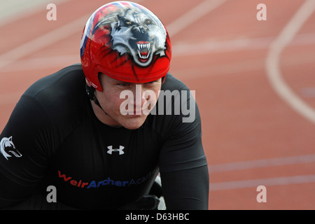 Le fauteuil roulant le Paralympien David Weir portant son nouveau casque de course à la piste à Norbiton Kingsmeadow, Londres Banque D'Images