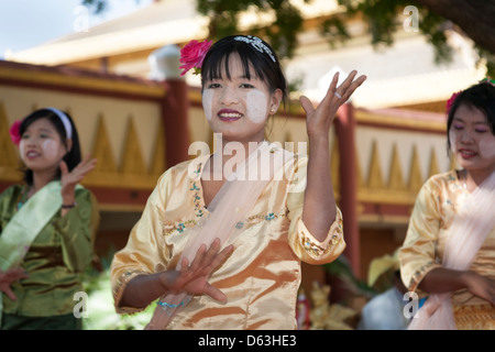 Femme birmane, danse, Golden Palace Bagan Bagan, Myanmar (Birmanie), Banque D'Images