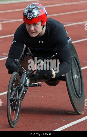 Le fauteuil roulant le Paralympien David Weir portant son nouveau casque de course à la piste à Norbiton Kingsmeadow, Londres Banque D'Images