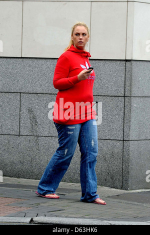 Josie Gibson 'Big Brother' gagnant repéré sur son téléphone à Dublin Dublin Irlande - 05.04.11dans Banque D'Images