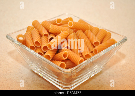 Un bol en verre avec du blé Rigatoni Banque D'Images