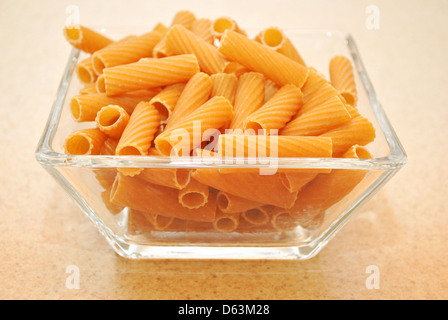 Rigatoni de blé dans un bol en verre carré Banque D'Images