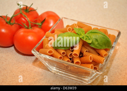 Avec des pâtes de blé entier et basilic Tomates Banque D'Images