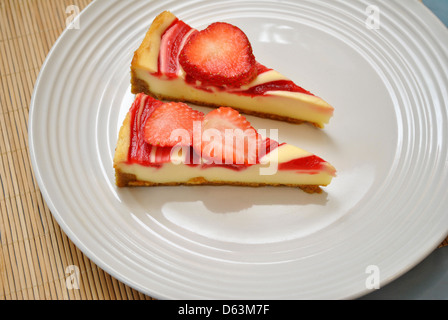 Tranches de fraise sur le gâteau au fromage Banque D'Images