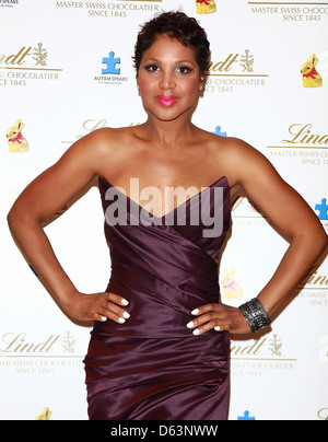 Toni Braxton donne le coup d'envoi de la 2ème 'Lapin Or de Lindt Celebrity Auction" en faveur de "Autism Speaks' à la boutique de chocolat Lindt Banque D'Images