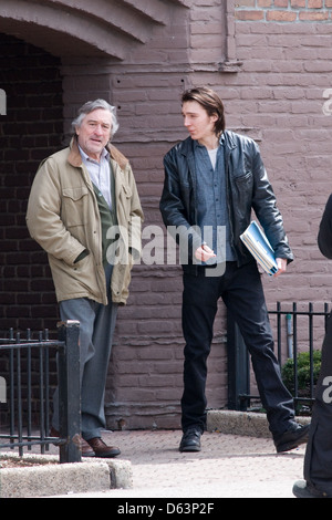 Robert De Niro et Paul Dano sur le tournage de leur nouveau film 'une autre connerie nuit à sucer City' sur l'emplacement de tir dans le Queens Banque D'Images