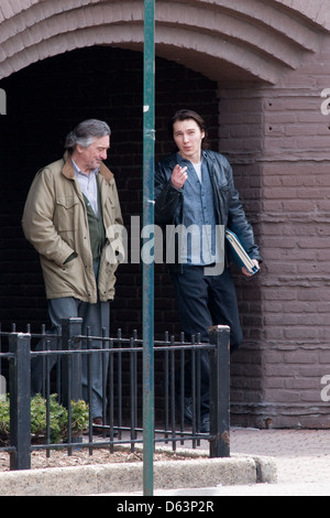 Robert De Niro et Paul Dano sur le tournage de leur nouveau film 'une autre connerie nuit à sucer City' sur l'emplacement de tir dans le Queens Banque D'Images