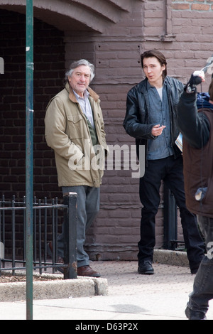 Robert De Niro et Paul Dano sur le tournage de leur nouveau film 'une autre connerie nuit à sucer City' sur l'emplacement de tir dans le Queens Banque D'Images