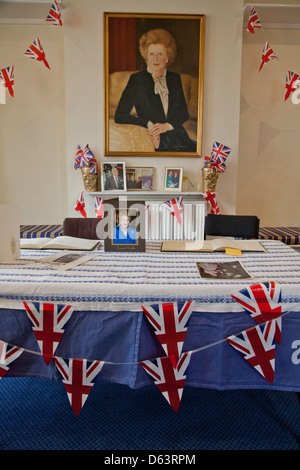 Portrait de d'ex-premier ministre Margaret Thatcher et Union Jacks à Finchley club conservateur après sa mort . Banque D'Images