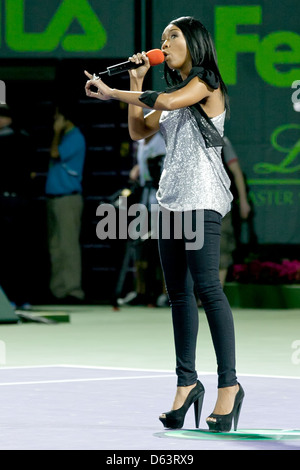 Brandy Norwood chante "The Star-Spangled Banner" au cours de la 2011 Sony Ericsson Open, tenu à Crandon Park Tennis Center Key Banque D'Images