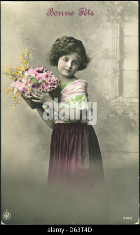 Ancienne carte postale suisse 1916. Montre une fille avec des fleurs. L'inscription en Français : JOYEUX ANNIVERSAIRE Banque D'Images