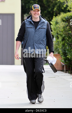 Brendan Fraser est tout sourire alors qu'il quitte la maison de son entraîneur personnel après avoir travaillé à Los Angeles, Californie - Banque D'Images