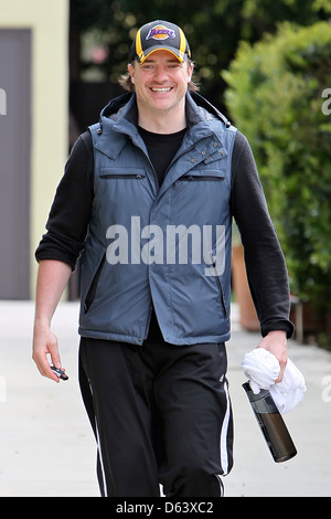 Brendan Fraser est tout sourire alors qu'il quitte la maison de son entraîneur personnel après avoir travaillé à Los Angeles, Californie - Banque D'Images