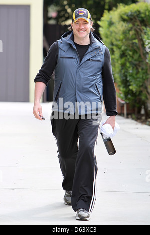 Brendan Fraser est tout sourire alors qu'il quitte la maison de son entraîneur personnel après avoir travaillé à Los Angeles, Californie - Banque D'Images