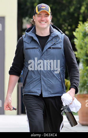 Brendan Fraser est tout sourire alors qu'il quitte la maison de son entraîneur personnel après avoir travaillé à Los Angeles en Californie Banque D'Images