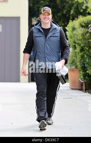 Brendan Fraser est tout sourire alors qu'il quitte la maison de son entraîneur personnel après avoir travaillé à Los Angeles, Californie - Banque D'Images