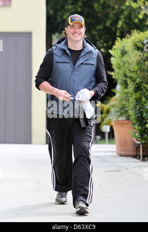 Brendan Fraser est tout sourire alors qu'il quitte la maison de son entraîneur personnel après avoir travaillé à Los Angeles, Californie - Banque D'Images