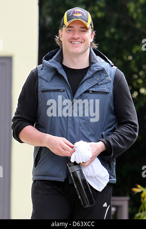 Brendan Fraser est tout sourire alors qu'il quitte la maison de son entraîneur personnel après avoir travaillé à Los Angeles en Californie Banque D'Images