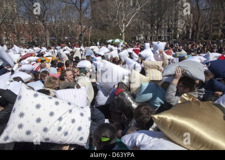 Les étudiants de l'Université de New York et d'autres sortent du Pillow Fight Day à Washington Square Park, New York. Banque D'Images