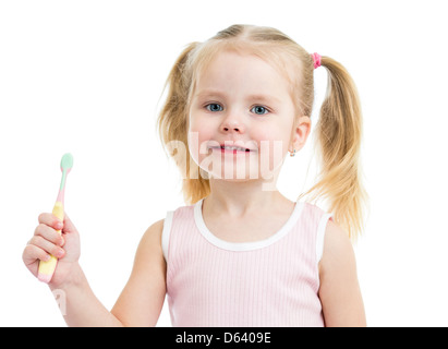 Cute girl se brosser les dents de l'enfant isolé sur fond blanc Banque D'Images