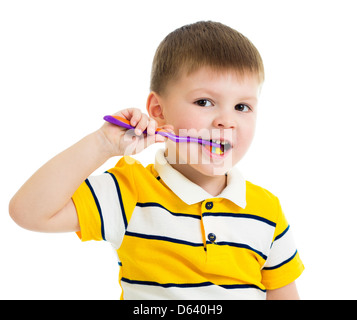Kid garçon isolé pour le nettoyage des dents Banque D'Images