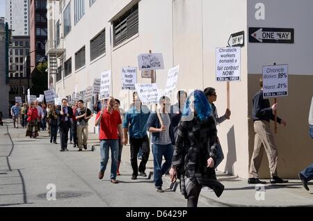 San Francisco, Californie, USA. 11 avril 2013. Les travailleurs de la San Francisco Chronicle, mars autour de l'immeuble exige une santé équitable beaucoup contrat. Credit : Roi Brooks / Alamy Live News Banque D'Images