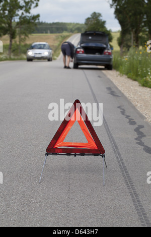 Triangle de signalisation sur la route avant location Banque D'Images