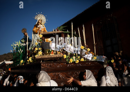 Les femmes portent un trône avec l'image de la Santisima Virgen de los Dolores durant Pâques Semaine Sainte à Antigua Guatemala Banque D'Images