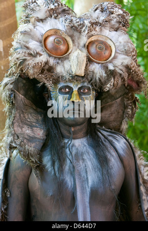 Danseuse maya représentant un hibou, symbole de la mort dans la mythologie maya. Xcaret, Riviera Maya, Yucatan, Mexique. Banque D'Images