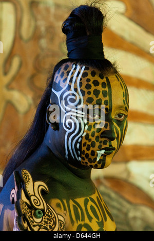 Danseuse maya représentant Ek Balam, Jaguar, le Guerrier. Xcaret, Riviera Maya, Yucatan, Mexique. Banque D'Images