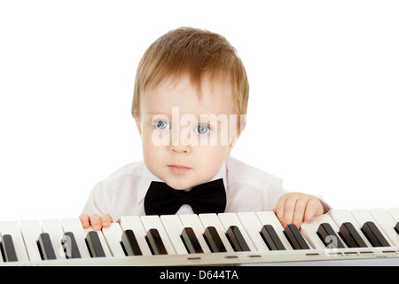 Adorable enfant jouant du piano électronique Banque D'Images